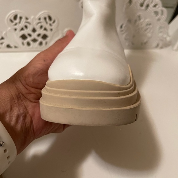 white and tan color by CAPE ROBBIN
square round toe
snow booties
platform
lug - Picture 10 of 14